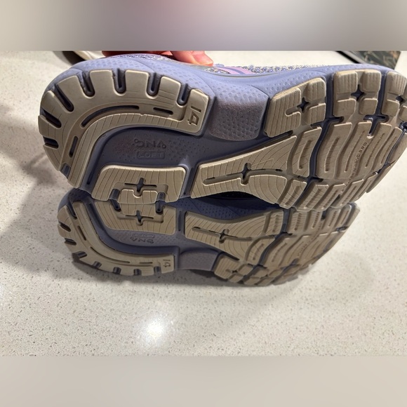 Brooks Lavender and Gray Ghost 10 Athletic Shoes - Picture 9 of 11